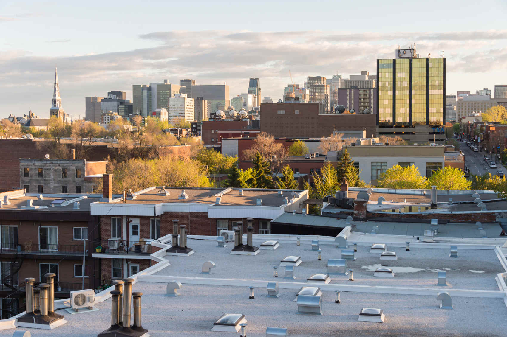 Réparation, entretien et urgences pour fuites de toiture à Montréal